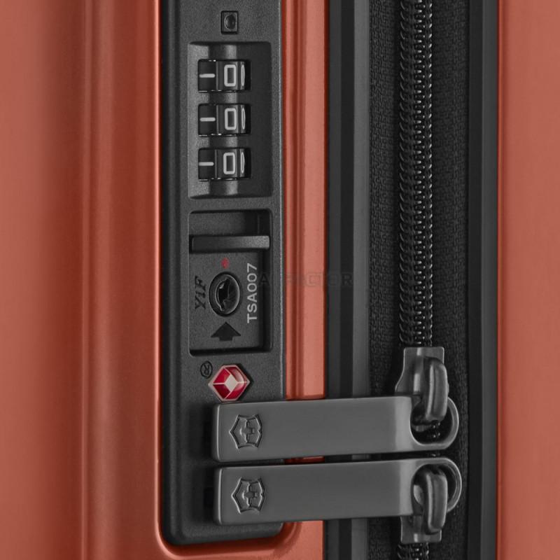 Чемодан на 4 колесах Victorinox Travel Airox Orange S 33л (Vt610920)