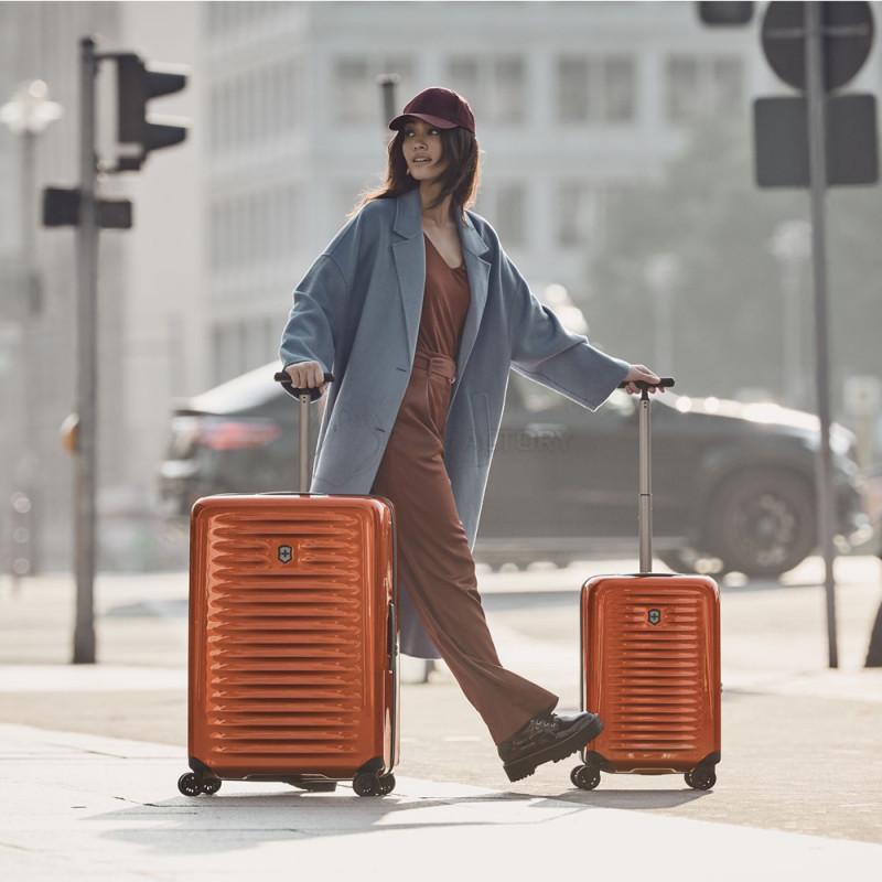 Чемодан на 4 колесах Victorinox Travel Airox Orange S 33л (Vt610920)